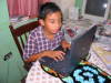 Gian Marcos haciendo homework en su laptop