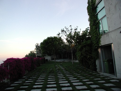 FCourtyard.jpg (48628 bytes)