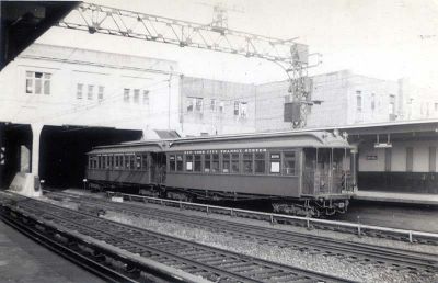 Dyre Ave NB train at Gun Hill Road 