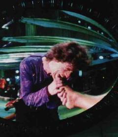 mickbiteslisa.jpg (10544 bytes)