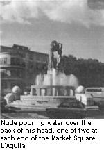 Statue nue qui verse de l'eau sur l'arrire de sa tte, une des deux statues identiques  chaque extrmit de la Place du March  L'Aquila