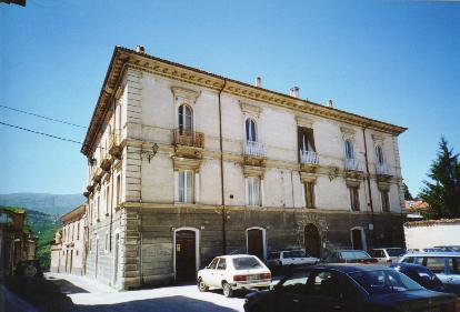 Palazzo Persichetti, Piazza S. Maria di Roio 1; photo: R.Norton