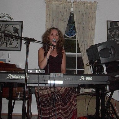 Joanne.jpg (51187 bytes)