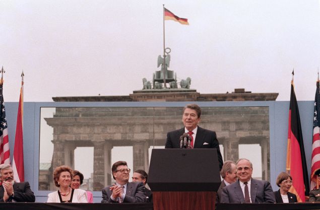 Reagan before Bradenburg Wall 1987