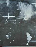 Documento de un ataque de los M-V Dagger a una fragata Clase 42 británica. La imagen que captada por la cineametralladora del avión y en ella se ven tanto la mira de puntería como los impactos de la cortina de fuego defensiva.