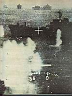 La escena muestra lo que vio el piloto de un avión argentino que atacaba la flota británica. Este documento excepcional fue captado por la cineametralladora del propio avión. Picando sobre el estrecho de San Carlos o “el callejón de las bombas”,como dieron el llamarlo los ingleses en mayo de 1982.