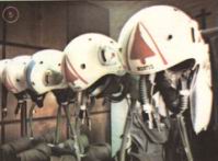 Los cascos de los cazadores muestran la silueta del Mirage y el indicativo personal del piloto.