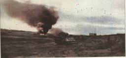 Tras el ataque de los Vulcan. el 1 o de mayo. arden algunos tanques de combustible en las proximidades de la pista.