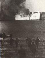 Hombres del 2� de paracaidistas y Scots Guards contemplan desde la orilla el incendio del Sir Galahad.