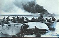 Sobrevivientes del ataque llegan a tierra firme.