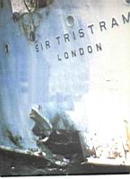 Impactante foto de un impacto de bomba argentina en el Sir Tristam.