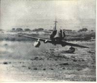 Un A 4B vuela rasante sobre el suelo, de la misma forma como lo hicieron en aquella oportunidad los "Nenes" y los "Chispas" del Grupo 5 de Caza.Levantando polvareda...