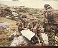 El Mayor general Jeremy Moore (centro)conferencia con el BrigadierJulian Thompson (izquierda) ,Comandante de la III brigada de comandos ,en el Monte Kent, donde se haba establecido el cuartel general ,horas mas tardes atacado por los A4-Skyhawk.