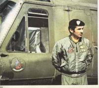 Junto a un UH-IH Huey, de la Compa��a de Asalto monomotor del Batall�n de Aviaci�n de Combate 601 del Ej�rcito, (cuyo emblema luce pintado a la izquierda) el ahora mayor Jorge Adolfo Svendsen.