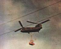 Un CH 47 Chinook efect�a uno de los imprescindibles transportes pesados en Malvinas.