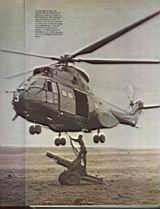 Un helic�ptero Puma del Batall�n 601 de Aviaci�n del Ej�rcito se apresta a cargar un oto Melara de 105 mm. Para trasladarlo en vuelo. Un asistente se presta a engancharlo a la eslinga de carga.