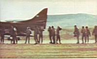 Las dotaciones de tierra de los A 4B en Río Gallegos despiden a uno de sus aviones que parten rumbo al combate.