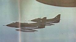 En formaci�n de Combate, dos A 4B de la Fuerza A�rea, que acaban de ser reabastecidos en vuelo, se separan del H�rcules.