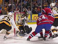 Montr�al bears down on the Bruins' net