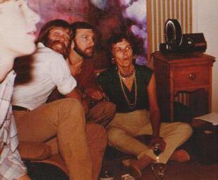 000000apeople4.jpg (13932 bytes)