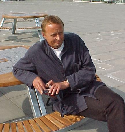 holl9k.JPG (33232 bytes)