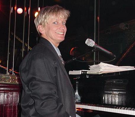 lori2.JPG (29669 bytes)