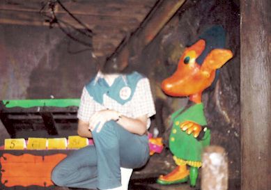 Peg-leg Spee is giving employee a curious look!