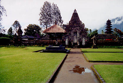 lake_temple_entrance