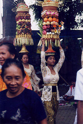 mos_offerings_procession02