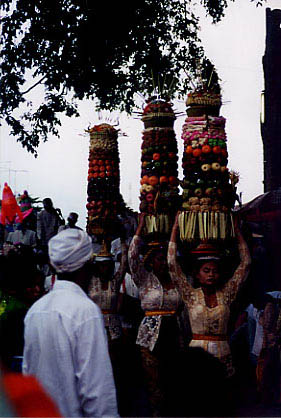 mos_offerings_procession03