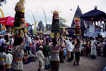 mos_offerings_procession04