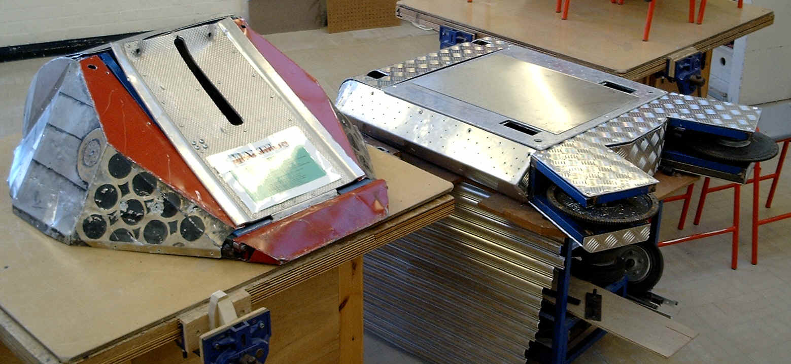 MaxDec_on_bench.jpg (695808 bytes)