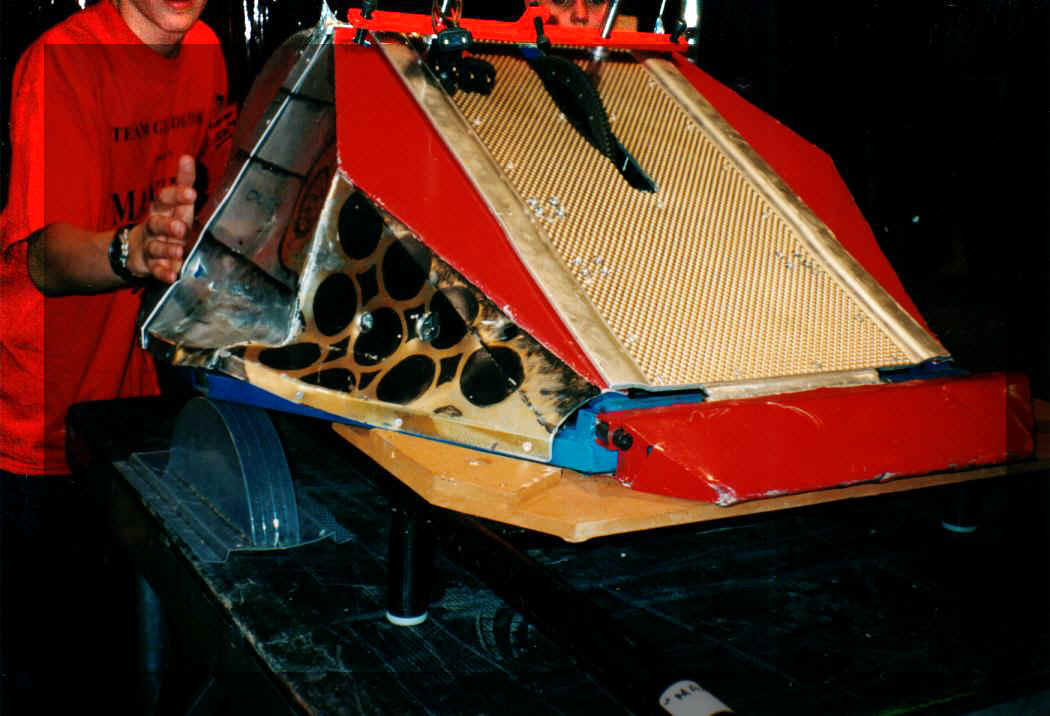 round1_damage1.jpg (101378 bytes)