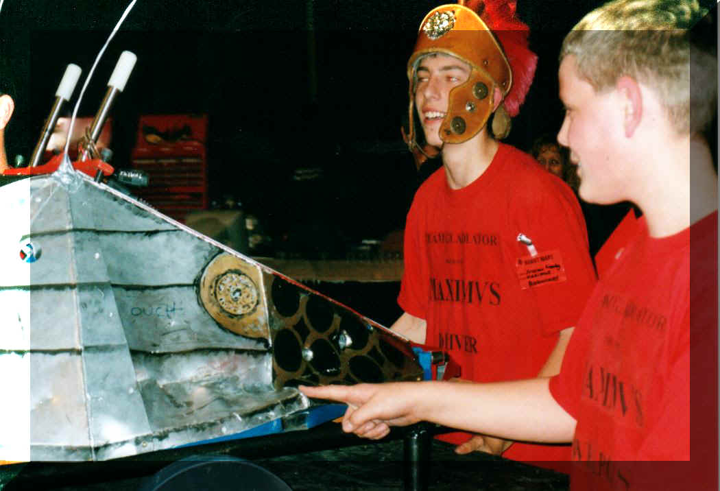 round1_damageright.jpg (91689 bytes)