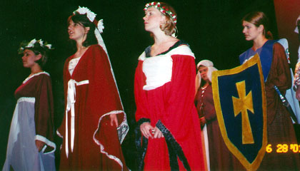 Ladies tell the virtues of the Table Round