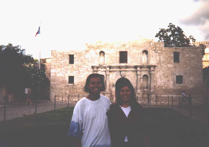 me and Suzanne in front of the alamo.jpg (43222 bytes)