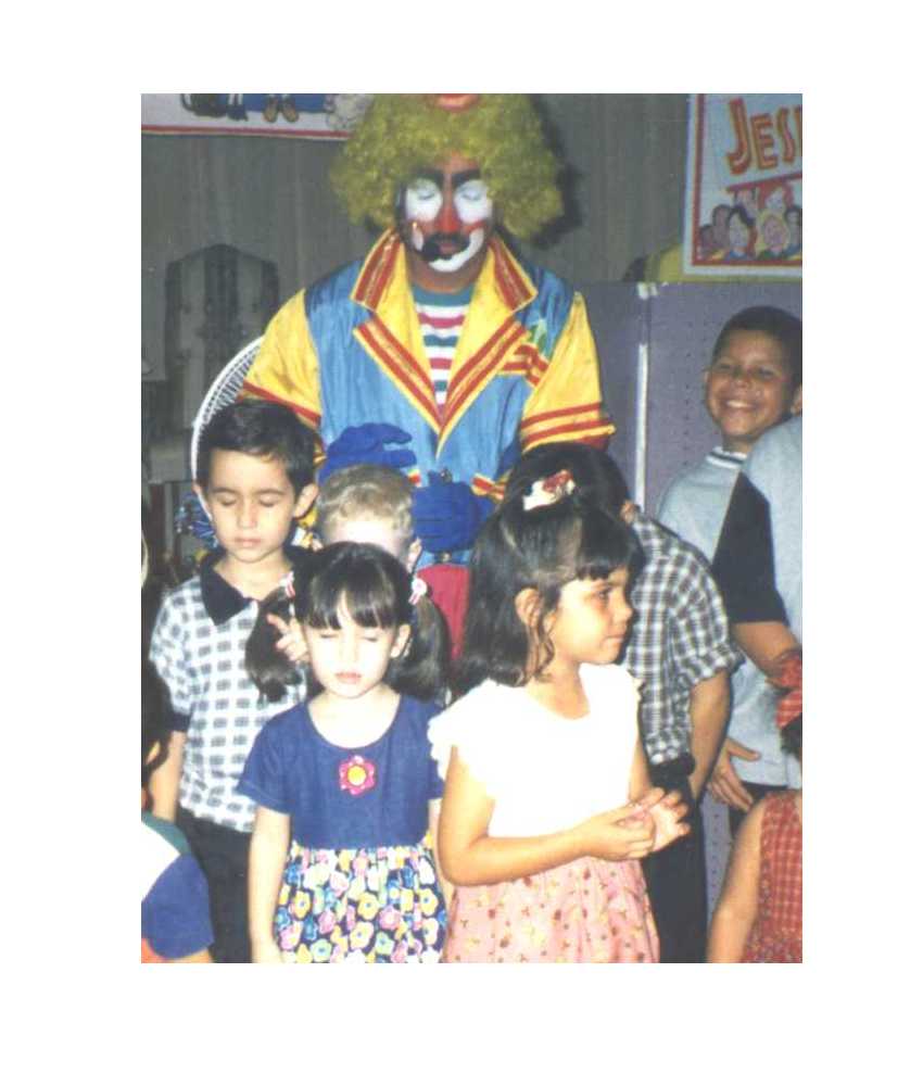Pilucho rodeado de ninos en en IDMB Borinquen...