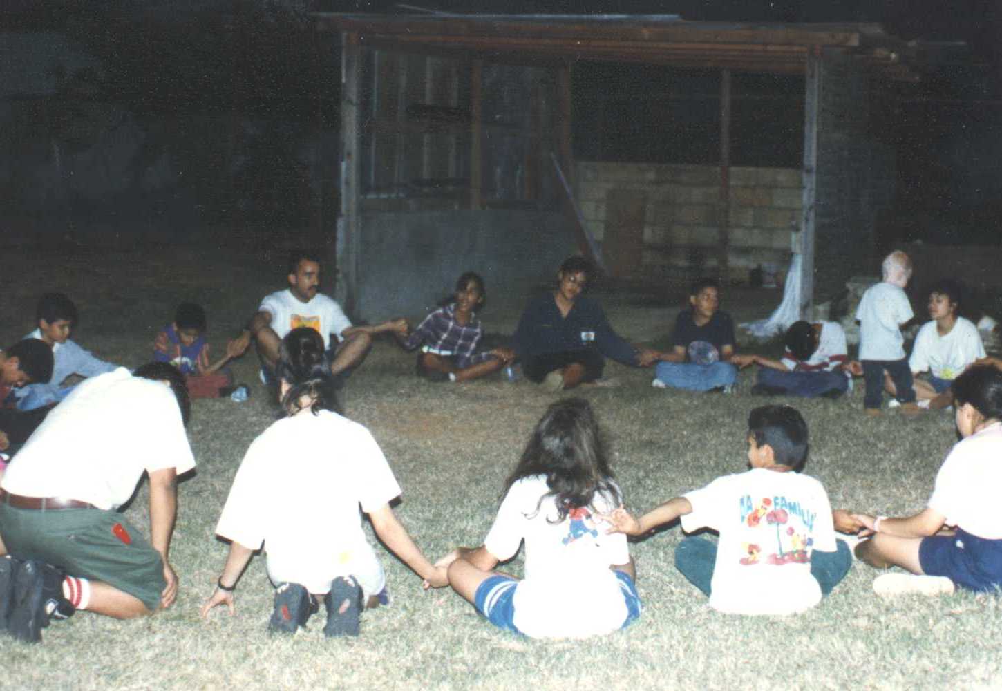 circulo de oracion en una fogata de ni�os...