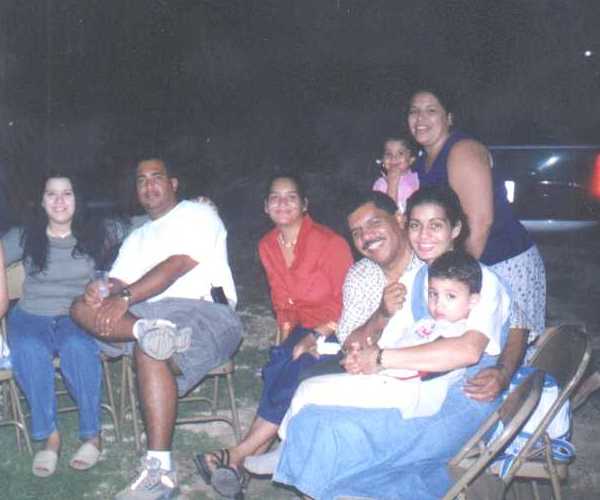 Familia Pastoral compartiendo conun grupo de jovenes