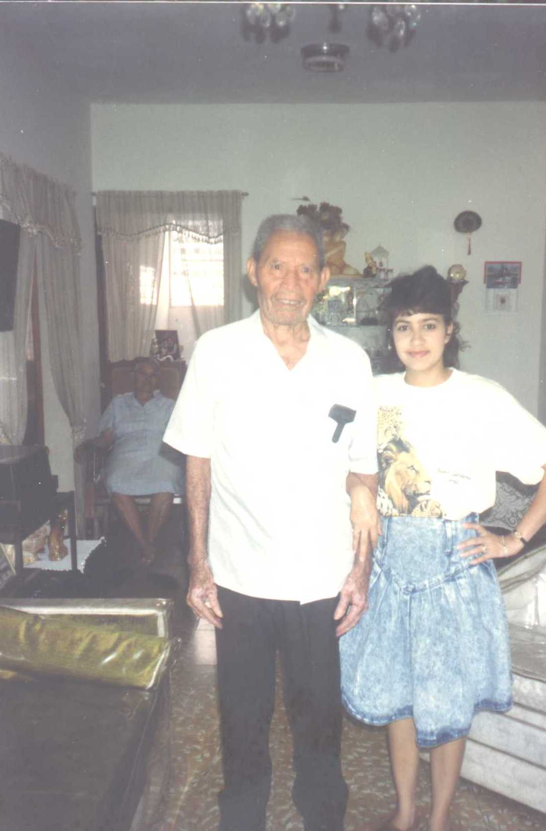 Diomedes Ramos junto a una de sus nietas