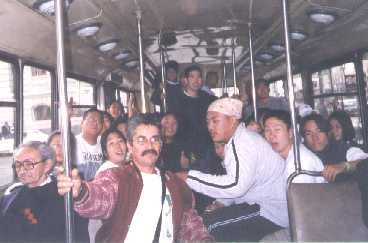 Claudio Acevedo junto a jovenes coreanos