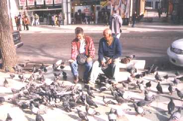 Claudio Acevedo en la Plaza en Vi�a del Mar evangelizando a un adulto
