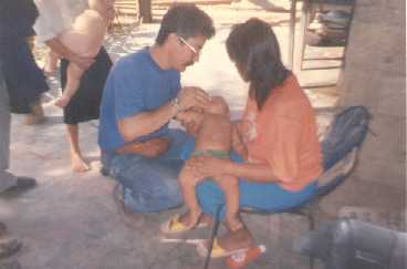 Claudio Acevedo supliendo medicamentos a ninos enfermos en una comunidad de Colombia