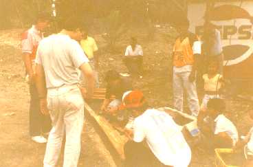 Claudio Acevedo y un grupo de hermanos construyendo casa de pastora