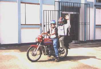 Claudio Acevedo en su medio de transporte