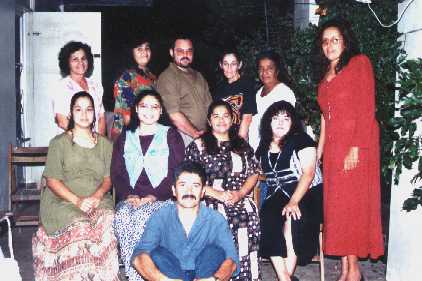 Claudio Acevedo junto a estudiantes del Instituto Biblico 