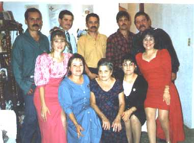 Claudio Acevedo junto a su mama y todos sus hermanos