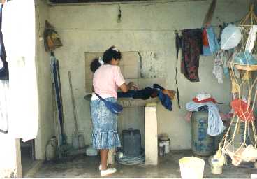 Lavando ropa de misioneros