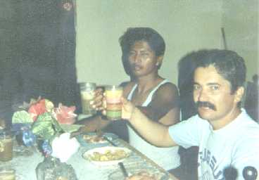 compartiendo la cena luego de ir a una iglesia con un joven de raza indigena (Amazonas)