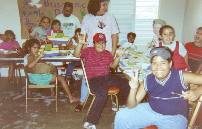 Ni�os trabajando en talleres y manualidades